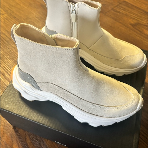 Sorel White womens Boots - Picture 3 of 9